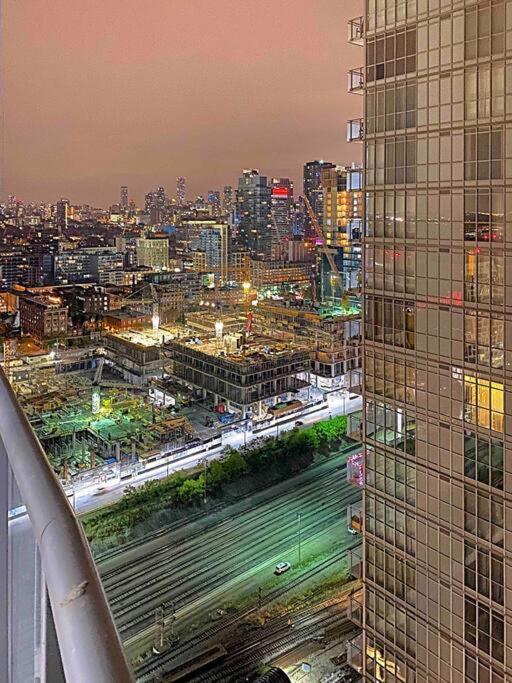 Stunning Condo Wit Amazing View 5Mins From Cntower Toronto Exterior photo